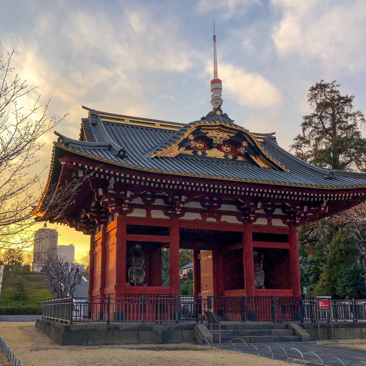 Long time no see! 🙋🏻‍♀️

Ya que media España parece estar en las Baleares, y aunque podría enseñaros mil sitios de mi maravillosa isla, por no saturar, os traigo un pedacito de Japón (again 🙈💖). 

Zozo-ji es un famoso templo budista en el centro de Tokyo, con unas vistas privilegiadas a la Torre de Tokyo, pero sabíais que allí mismo, entre todos los hoteles, estaba ubicado el mausoleo del Shōgun Tokugawa, Taitoku-in (también leído Daitoku-in)

Gran parte de este mausoleo se perdió durante la SGM (WWII). 3  de sus puertas fueron trasladadas a la prefectura de Saitama, pero aún podemos encontrar 2. Una de ellas es el actual acceso trasero de Zozo-ji y la otra linda con Shiba Park y es la que podéis ver en la foto: So-mon.

La puesta de sol rodeada de rascacielos, parques, un cementerio, templos budistas, la torre de Tokyo y los restos del mausoleo de un antiguo Shōgun del período Edo es toda una vorágine de sensaciones. 

Desde luego Japón es la combinación perfecta entre tradición y avance, y sin duda Tokyo su mayor embajador.

📍Taitoku-in So-mon, Shiba Park, Tokyo

#japan #japon #nihon #visitjapanes #tokyo #tb #traveladdict #traveller #shibapark #zozoji #daitokuin #taitokuin #somon #mallorquinesporelmundo #wanderer #nipon #lilyinwanderland #inlovewiththeworld #exoloringtheglobe #iamdigitalnomad #revolucionviajera #mausoleo #shogun